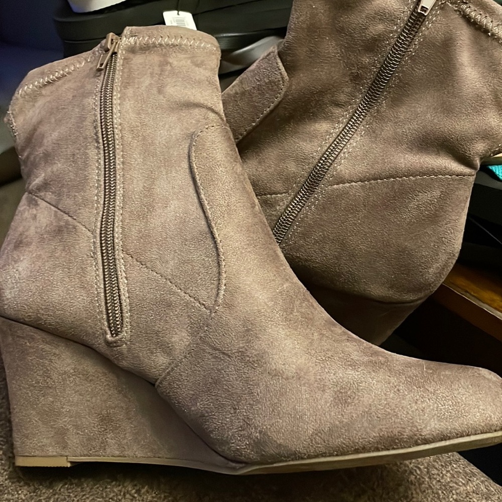 Women’s Size 12W Stretch Wedge Boot